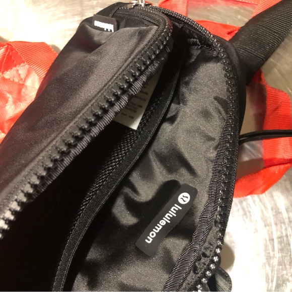 New With Tag Lululemon Everywhere Belt Bag Black extension strap - Picture 4 of 6